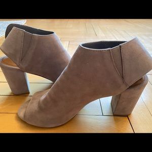 Steve Madden size 8 peep toe boots in suede